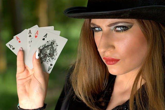 jak vyhrát peníze hraním pokeru